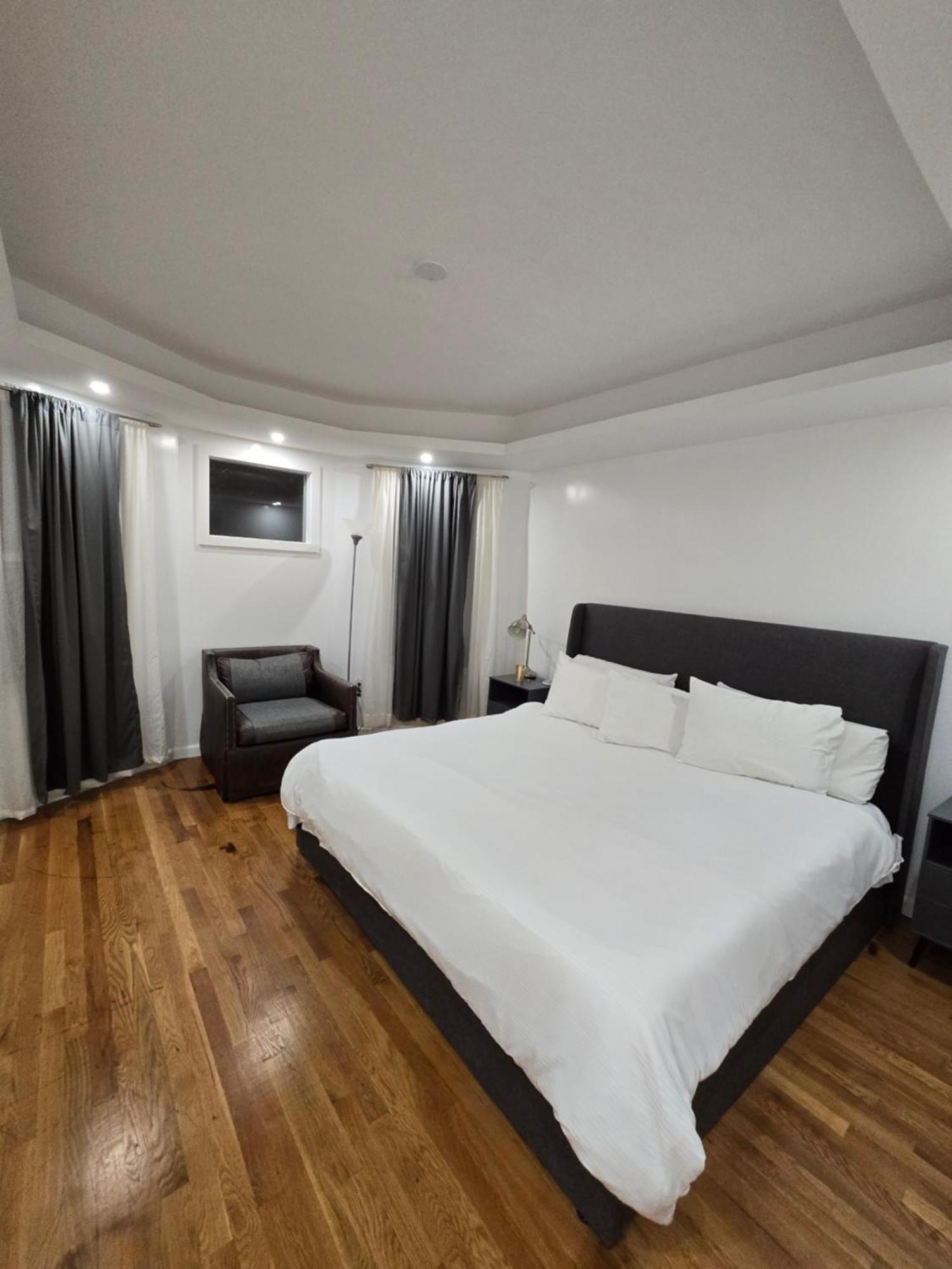 Beautiful Boston Bedroom - New Renovation エクステリア 写真
