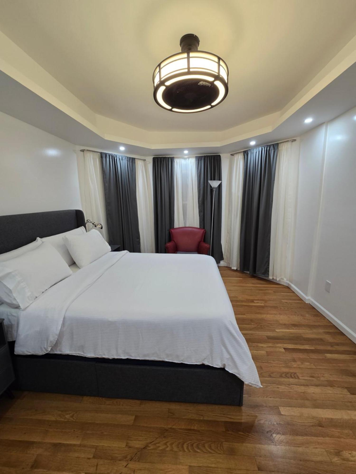 Beautiful Boston Bedroom - New Renovation エクステリア 写真