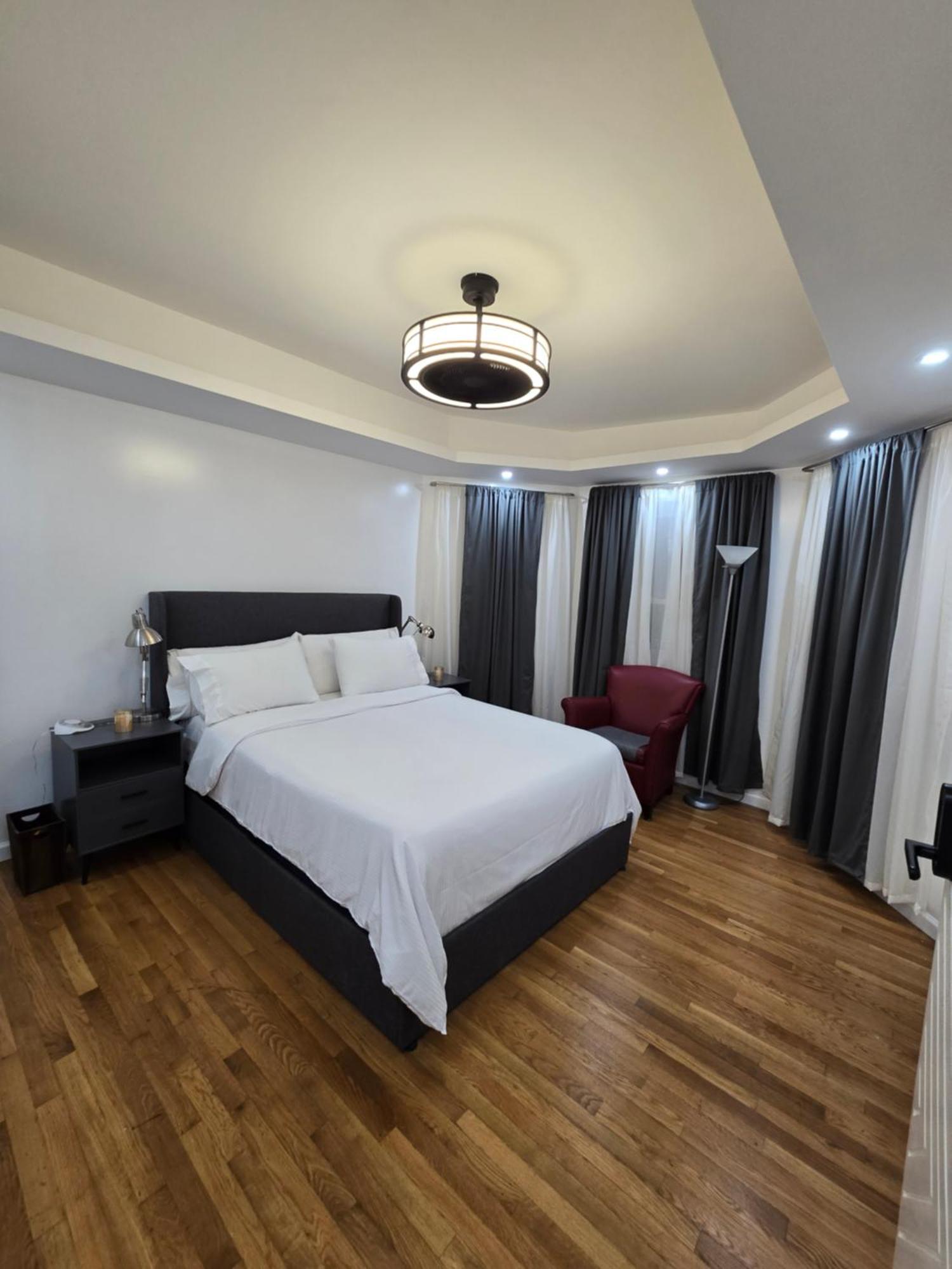 Beautiful Boston Bedroom - New Renovation エクステリア 写真