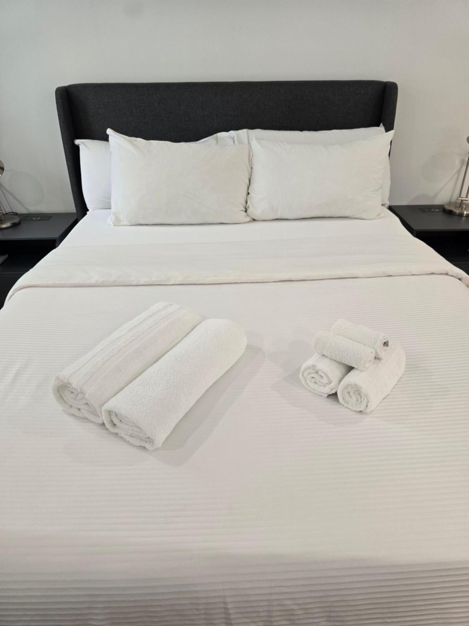 Beautiful Boston Bedroom - New Renovation エクステリア 写真